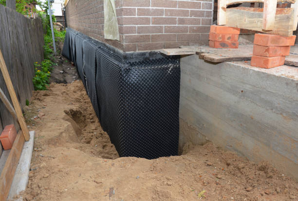 Happy homeowners after waterproofing job in Bogota